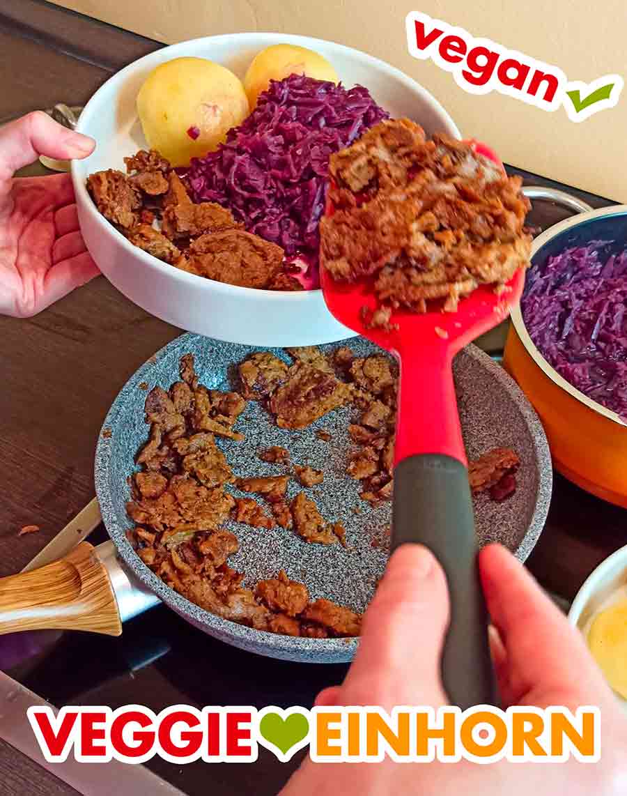 Die vegane Ente wird mit Rotkohl und Knödeln serviert. Servieren der Veganz Ente mit Rotkohl und Kartoffelknödeln.