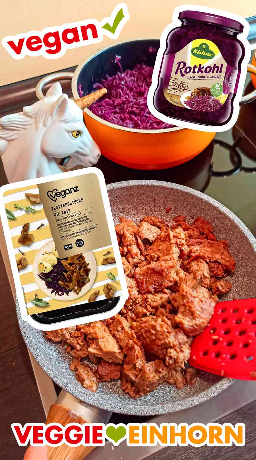 Kühne Rotkohl und Veganz Ente sind vegan. Ein Topf mit Rotkohl und eine Pfanne mit veganer Ente auf dem Herd.