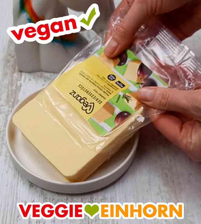 Das Veganz Genießerstück wird ausgepackt. Auspacken des veganen Gouda Käseblockes von Veganz