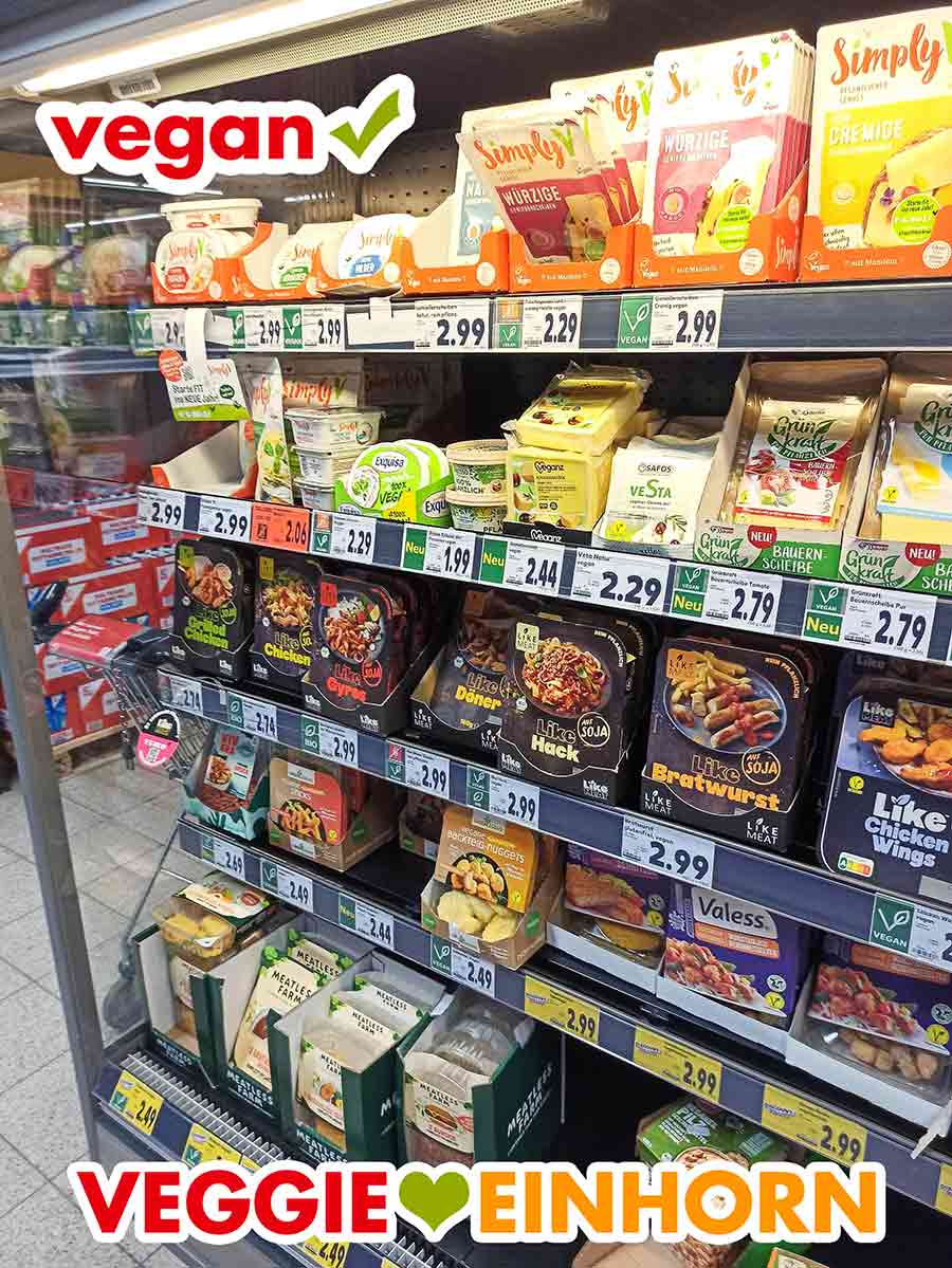 Gekühlte vegane Produkte im Supermarkt Vegane Lebensmittel im Kühlregal im Supermarkt