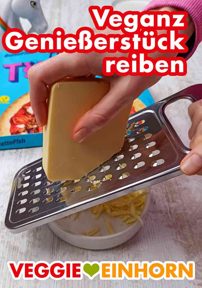 Der vegane Gouda Käseblock wird auf einer Reibe gerieben. Das Veganz Genießerstück wird auf einer Reibe gerieben