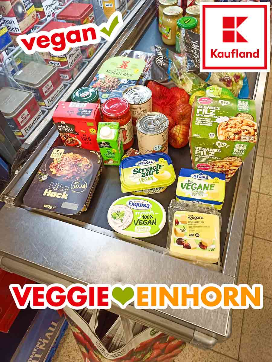 Kassenband bei Kaufland mit veganem Käse und weiteren veganen Produkten Vegane Lebensmittel und das Veganz Genießerstück an der Kasse im Supermarkt