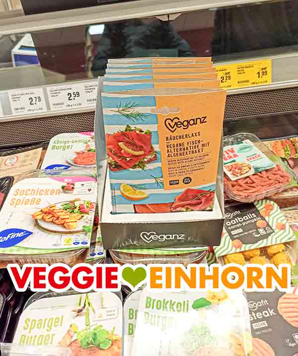 Die vegane Fisch Alternative von Veganz im Supermarkt Veganz Räucherlachs in der Kühlung im Rewe