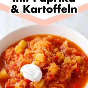 Ein Teller Sauerkrauteintopf mit Kartoffeln und Paprika