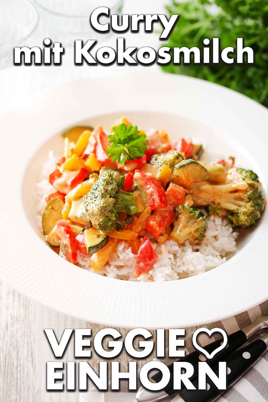 Dazu schmeckt Reis. Curry mit Kokosmilch auf einem Teller mit Reis als Beilage