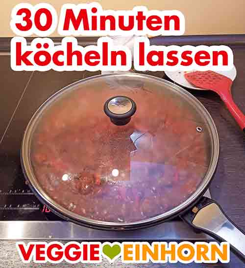 Das vegetarische Gulasch wird mit Deckel gekocht Kochen des veganen Gulasch