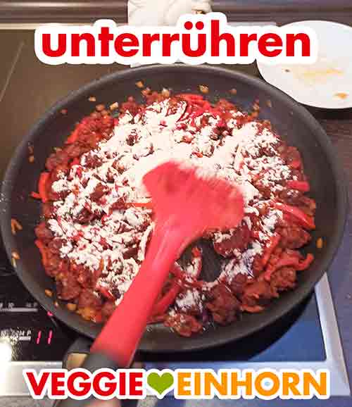 Das Mehl wird untergerührt Unterrühren des Mehls in der Pfanne