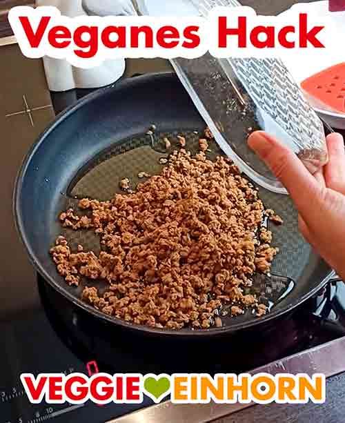 Das Hack ist vegetarisch und vegan. Veganes Hackfleisch wird in die Pfanne gegeben