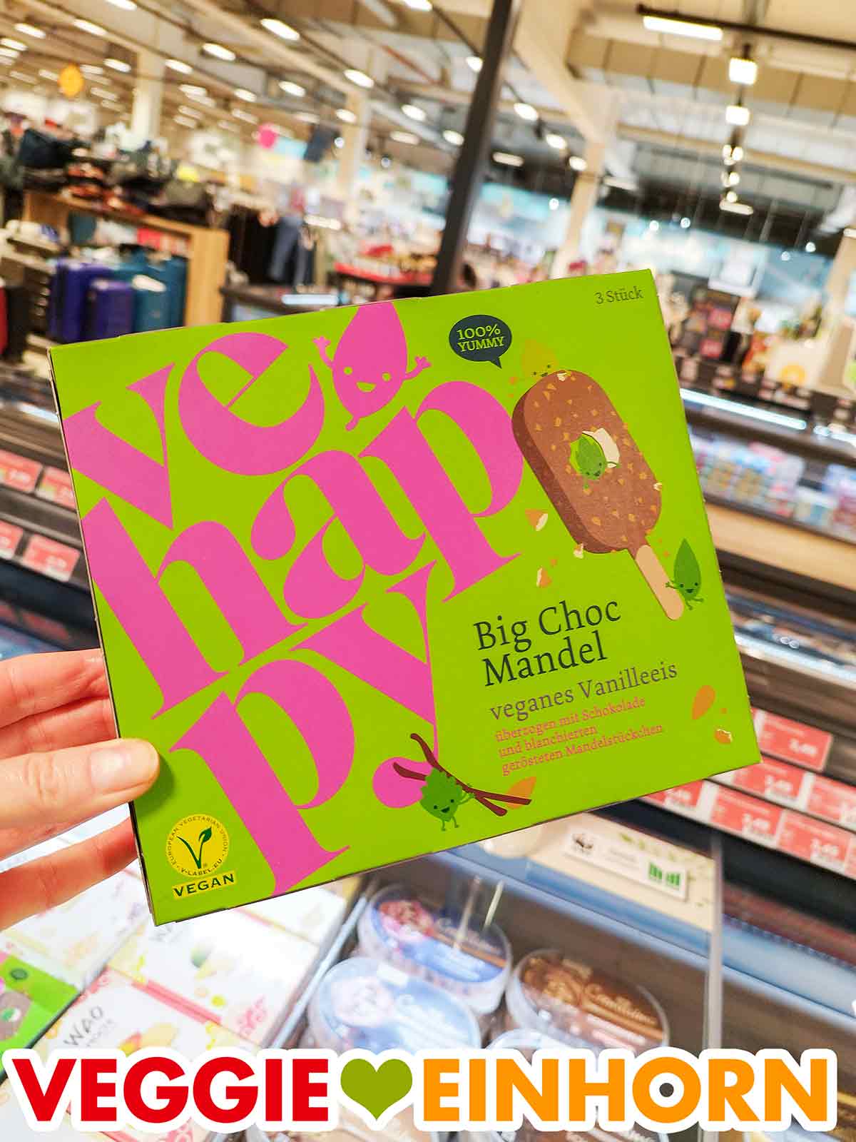 Eine Hand hält eine Packung vehappy Big Choc Mandel im Marktkauf