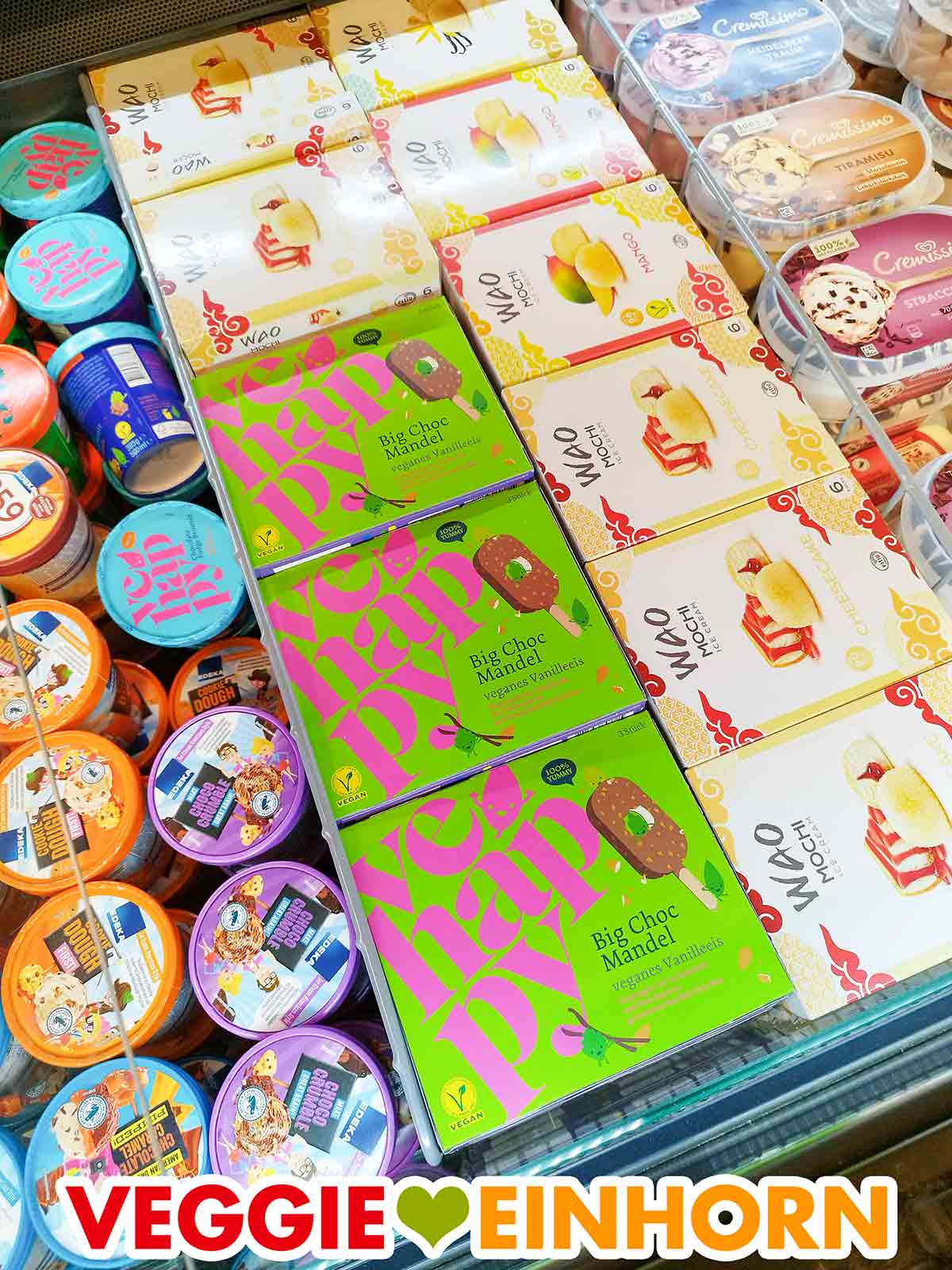 Tiefkühltruhe bei Marktkauf mit veganem Eis von vehappy und weiteren Eis Sorten Veganes Big Choc Mandel Eis von vehappy und andere Eissorten im Supermarkt