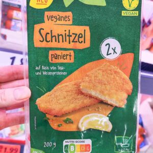 Eine Hand hält eine Packung Vemondo Schnitzel im Lidl