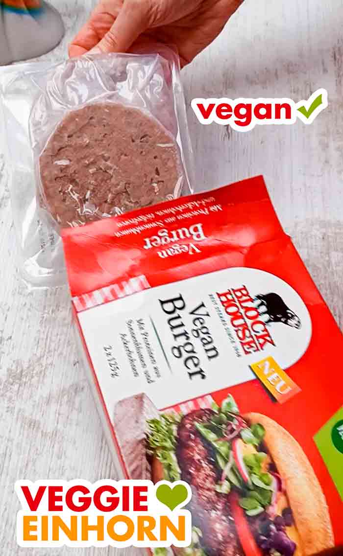 Die Packung enthält zwei Patties in Plastikfolie. Die in Folie eingeschweißten Burger Patties werden aus der Packung genommen.