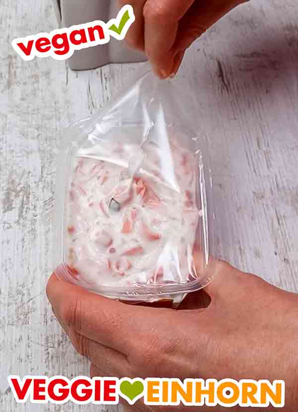 Der vegane Fleischsalat wird geöffnet. Öffnen der Packung des veganen Fleischsalates von Popp Feinkost