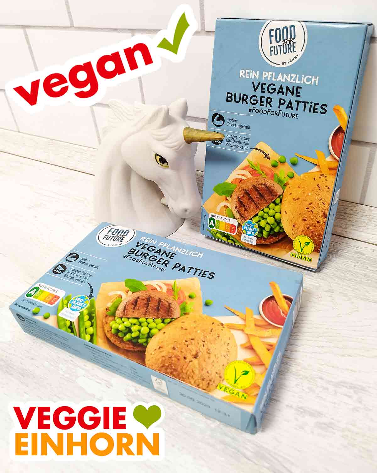 Die veganen TK-Burger Patties sind in einer Pappschachtel verpackt. Zwei Packungen tiefgefrorene vegane Burger Patties von Food for Future by Penny