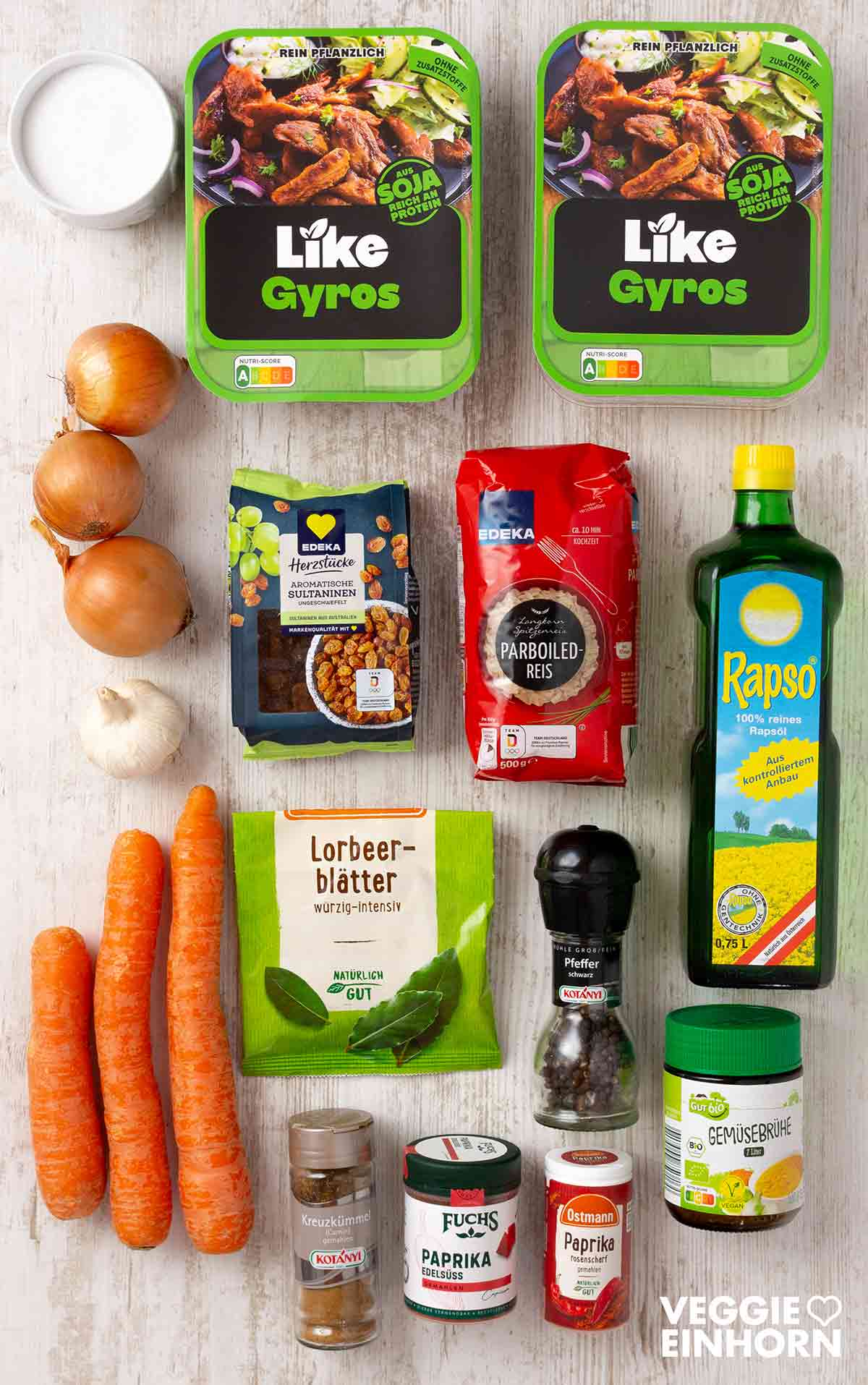 Salz, Like Gyros von Like Meat, Zwiebeln, Knoblauch, Edeke Herzstücke Sultaninen, Edeka Parboiled Reis, Rapso Rapsöl, Möhren, Ostmann Lorbeerblätter, Kotányi Pfeffer, Kotányi Kreuzkümmel, Fuchs Paprika edelsüß, Ostmann Paprika rosenscharf, Aldi Gut Bio Gemüsebrühe. Verwendete Produkte für ein veganes Plov-Gericht, darunter Like Gyros, Zwiebeln, Knoblauch, Möhren, Sultaninen, Parboiled Reis, Lorbeerblätter, Rapsöl, Gemüsebrühe, Paprikapulver (edelsüß und rosenscharf), Kreuzkümmel, Salz und Pfeffer.