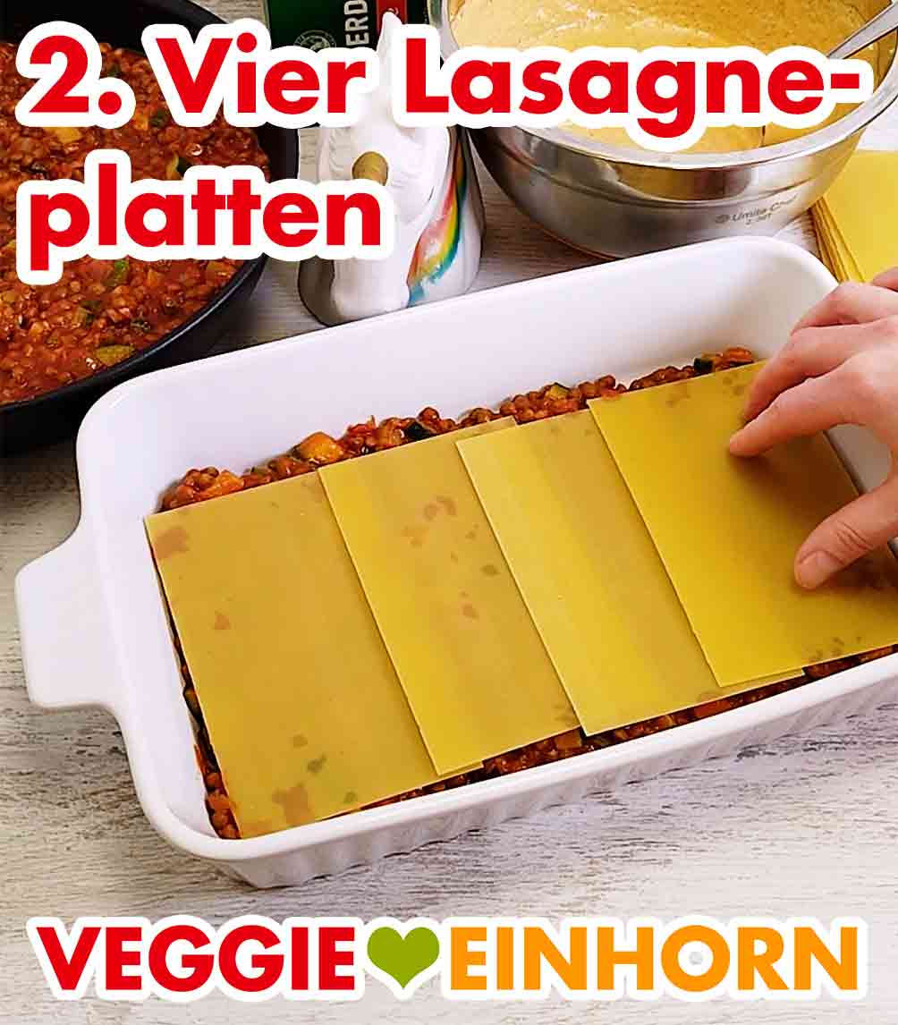 Die zweite Schicht besteht aus vier Lasagneblättern. Vier Lasagneplatten in der Auflaufform
