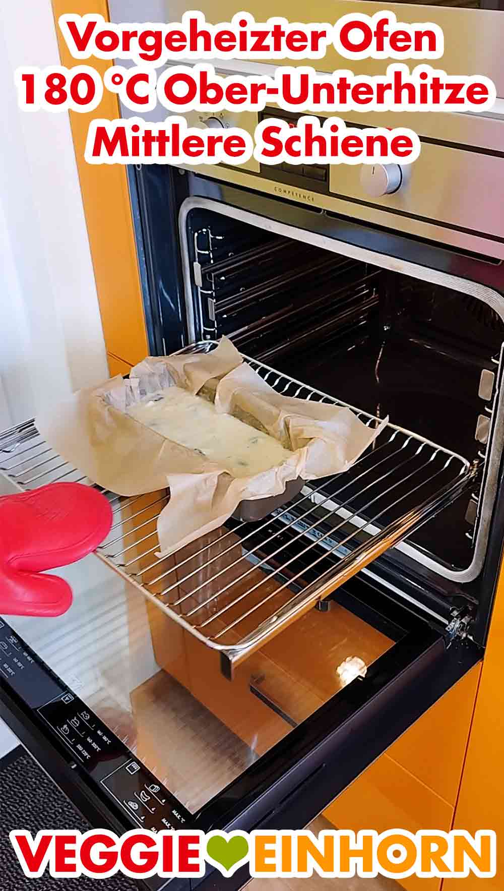 Auf dem mittleren Rost bei 180 Grad backen. Die Kastenbackform wird auf der mitteleren Schiene in den vorgeheizten Ofen geschoben.