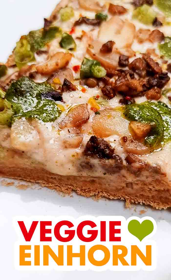 Die vegane weiße Soße und die grüne Kräutersoße schmecken sehr gut. Veganes Rustipani von Wagner mit Pilzen, Frühlingszwiebeln und Soße