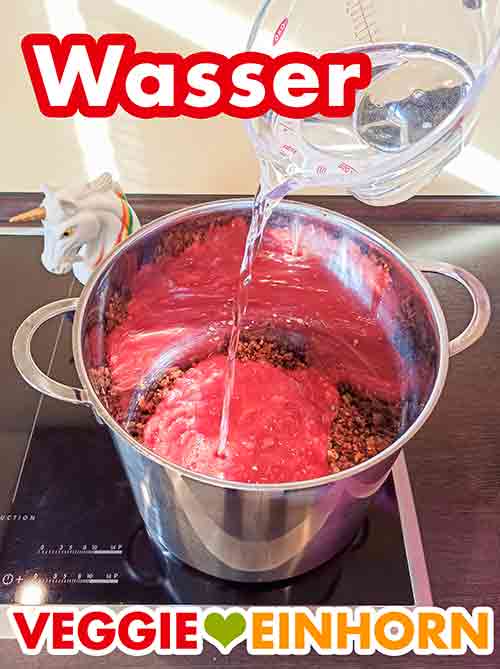 Wasser dazugeben Wasser in den Topf zufügen