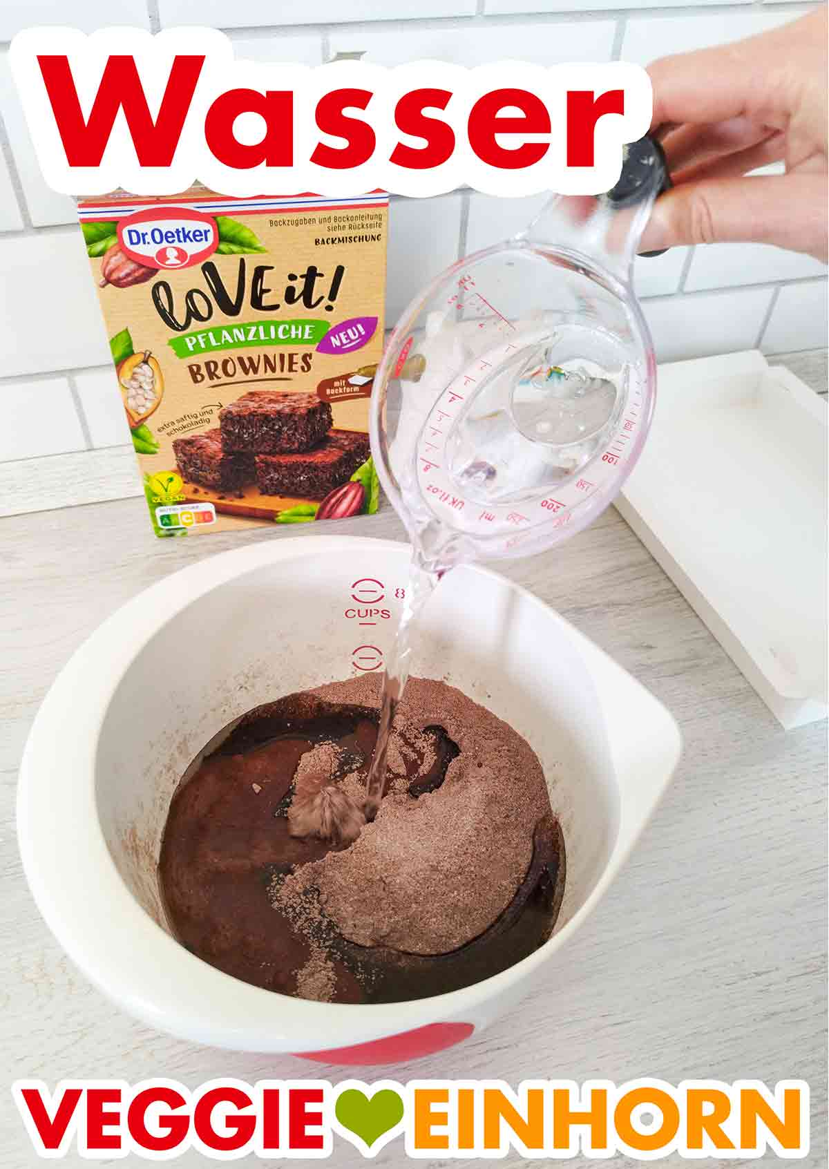 150 ml Wasser für den veganen Brownie Teig von Dr. Oetker LoVE it! Wasser wird in die Rührschüssel mit der Brownie Backmischung von Dr. Oetker zugefügt.