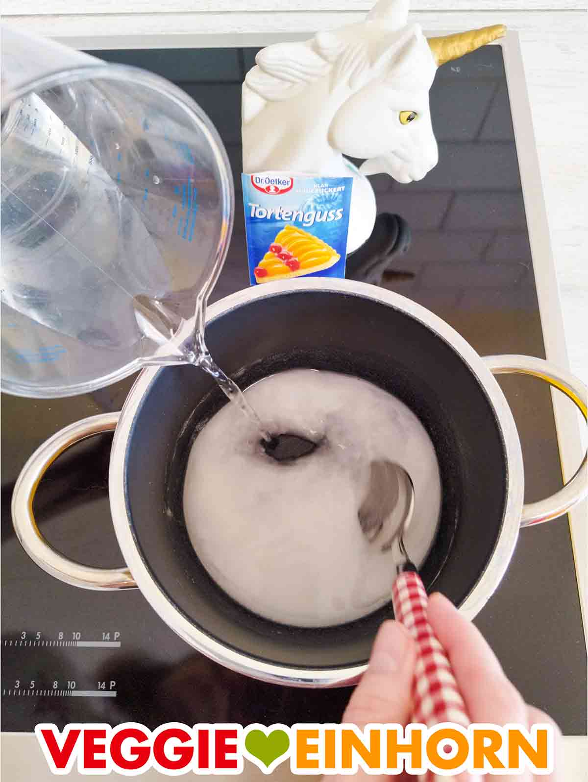 Die Flüssigkeit wird nicht alle auf einmal zugefügt, sondern nach und nach. Mit einem Löffel schön glatt rühren. Das Wasser wird nach und nach zugefügt.