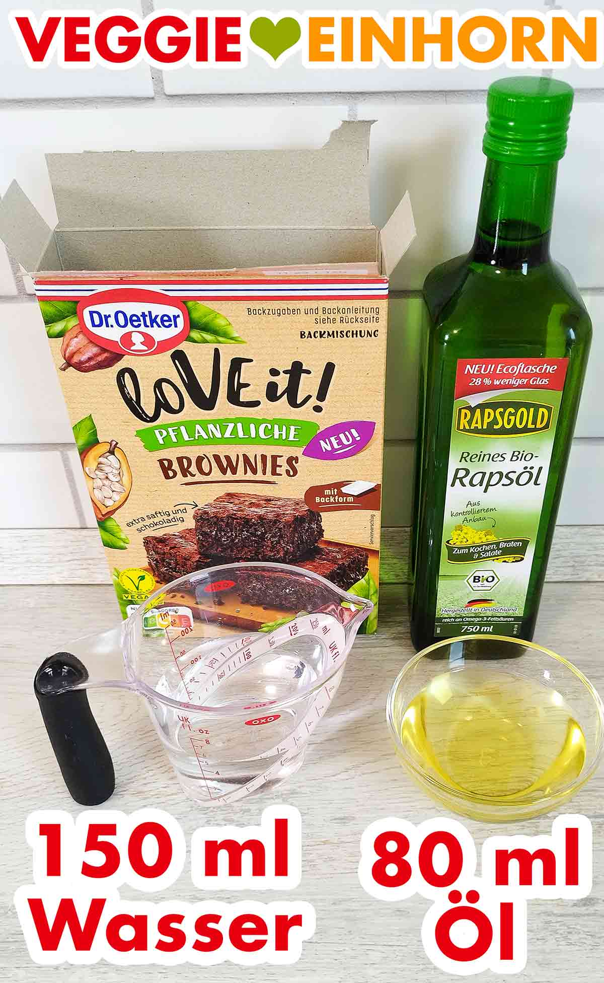 Für die vegane Brownie Backmischung braucht man noch 150 ml Wasser und 80 ml Öl. Messbecher mit Wasser und ein Schälchen mit Öl