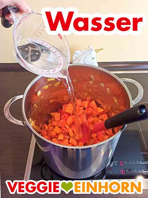 Wasser zufügen. Wasser wird aus einem Messbecher in den Topf gegossen.