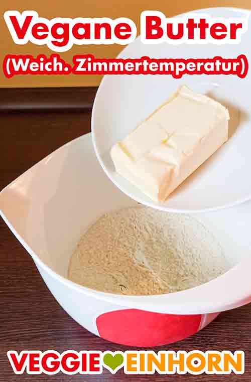 Zufügen der veganen Butter Vegane Butter für den Waffelteig