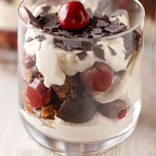 Veganes Weihnachtsdessert mit Kirschen und Lebkuchen im Glas