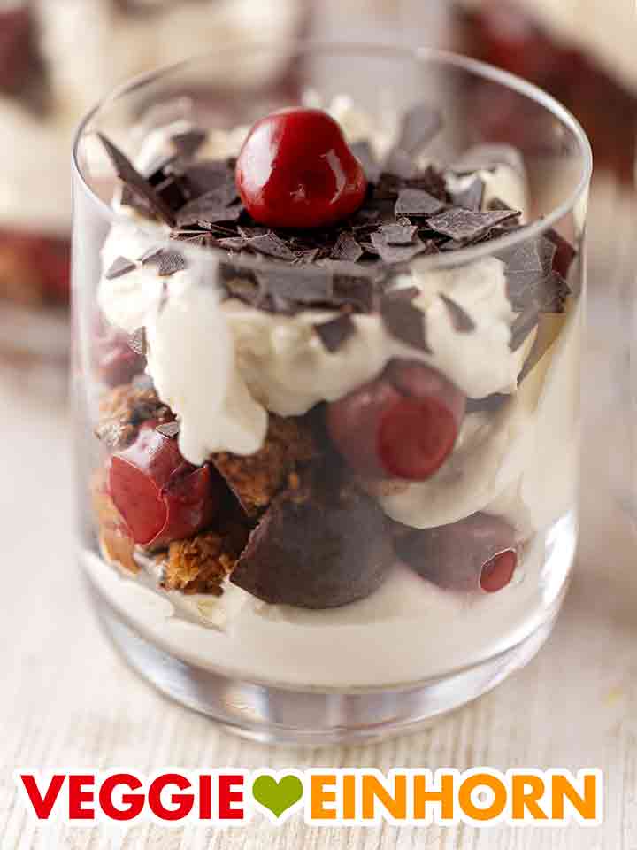 Veganes Weihnachtsdessert mit Kirschen und Lebkuchen im Glas