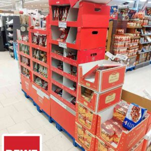 Kartons mit Weihnachtssüßigkeiten bei Rewe