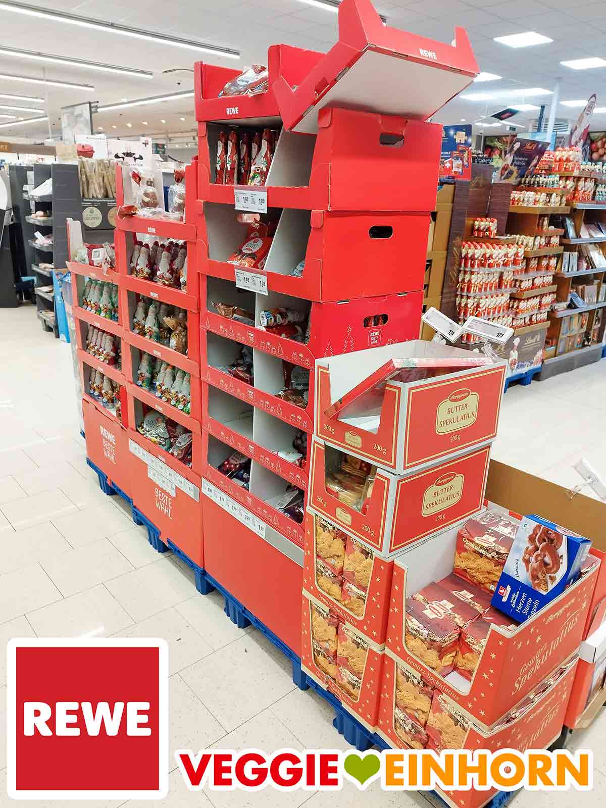 Bei Rewe gibt es einige vegane Weihnachtssüßigkeiten. Kartons mit Weihnachtssüßigkeiten bei Rewe