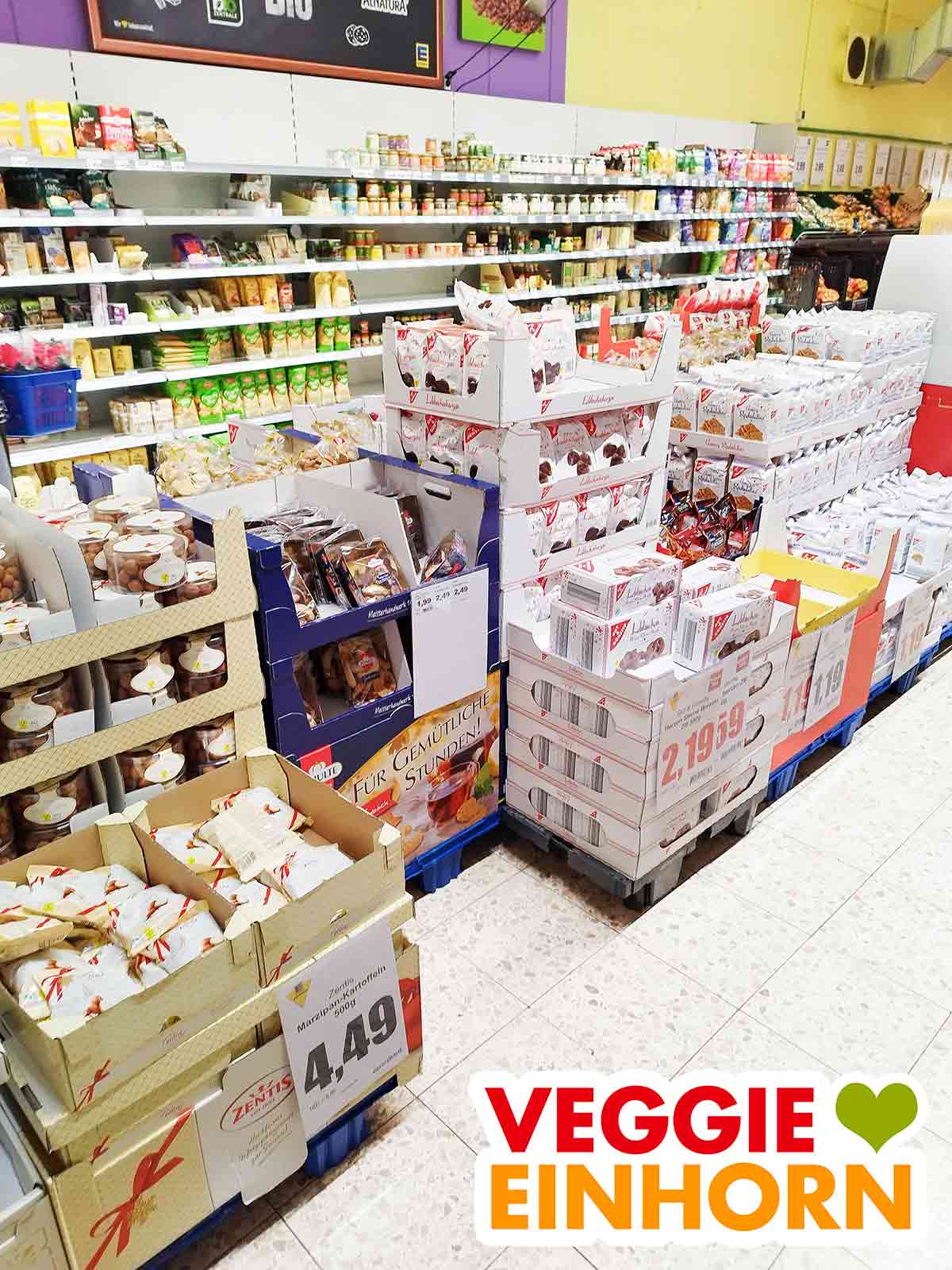 Bei Edeka gibt es vegane und nicht vegane Süßigkeiten für Weihnachten. Abteilung mit Weihnachtssüßigkeiten bei Edeka