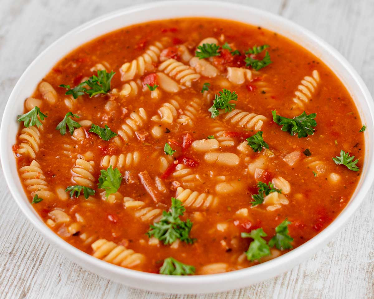 Vegane weiße Bohnensuppe mit Speck und Nudeln