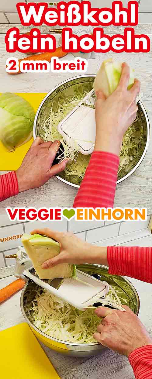 Hobeln des Weißkohls Weißkohl wird mit Gemüsehobel gehobelt