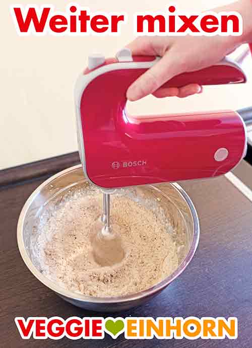 Weiter durchmixen Weiter mit dem Handrührgerät mixen