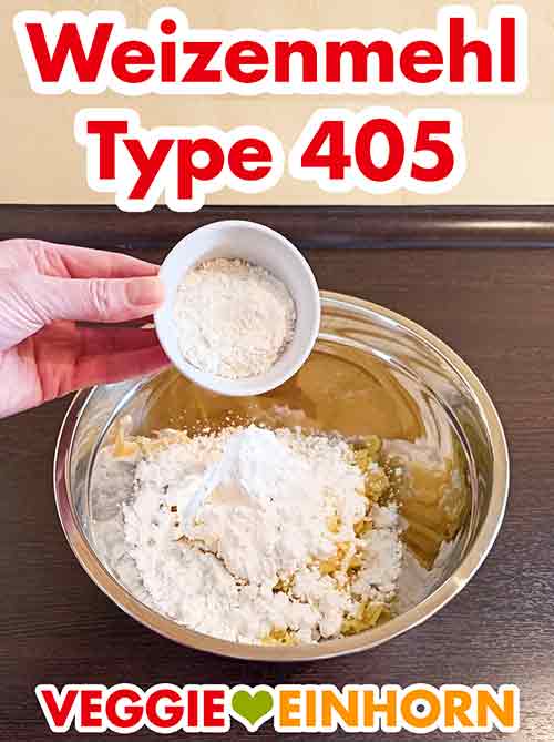 Mehl zum Knödelteig zufügen Weizenmehl für die veganen Kartoffelknödel
