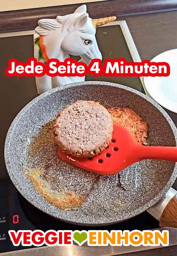Jede Seite 4 Minuten anbraten. Wenden der Patties in der Pfanne