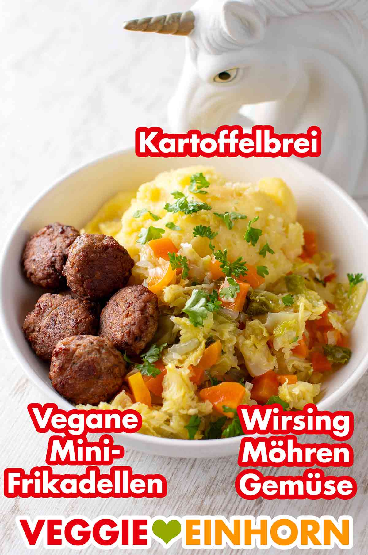 Das Wirsing-Möhren-Gemüse schmeckt sehr lecker als Beilage zu veganem Kartoffelpüree. Veganer Kartoffelbrei, veganen Mini-Frikadellen und Wirsing-Möhren-Gemüse