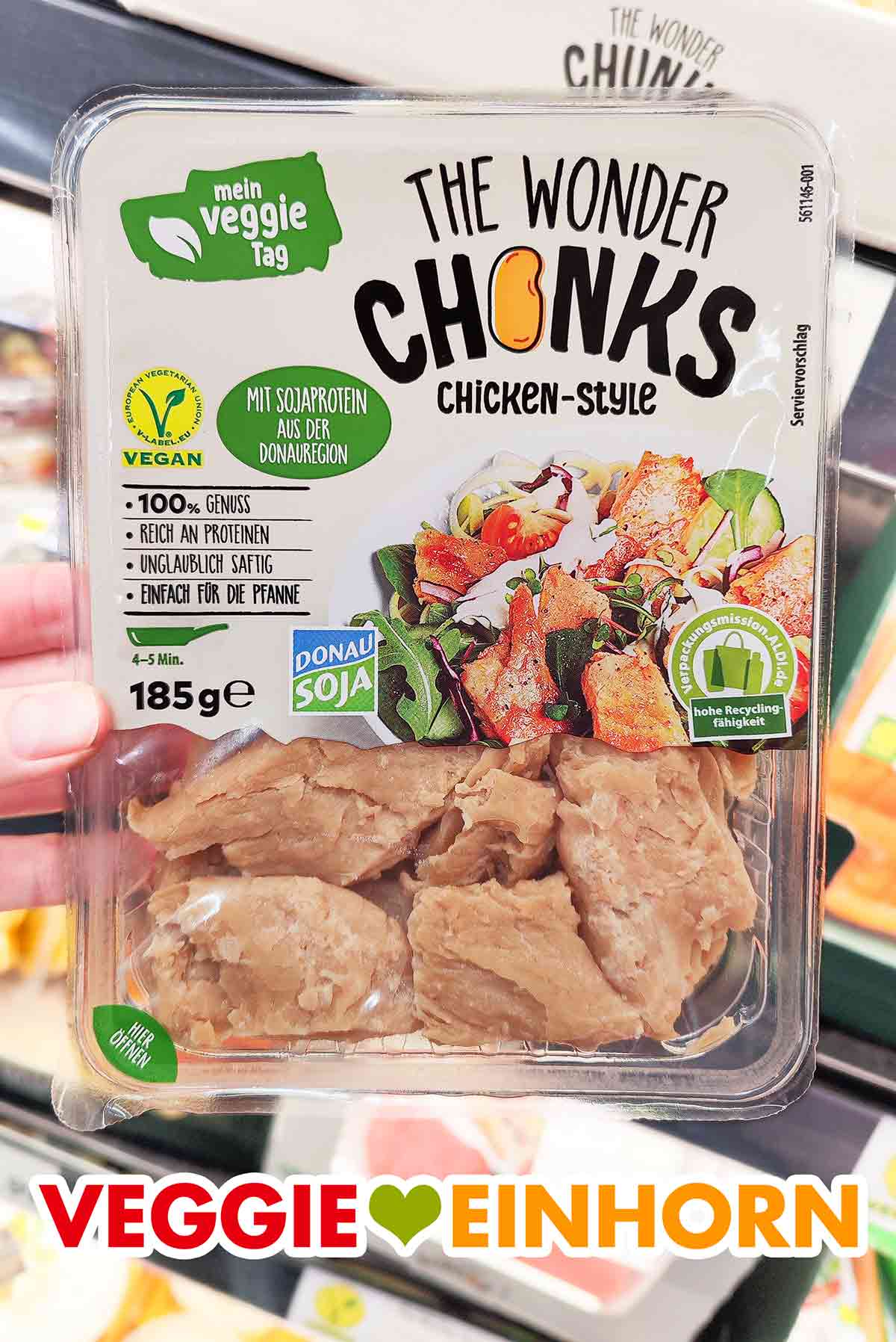 Eine Packung The Wonder Chunks Chicken von Aldi Mein Veggie Tag. Eine Hand hält eine Packung vegane Wonder Chunks Chicken-Style im Aldi