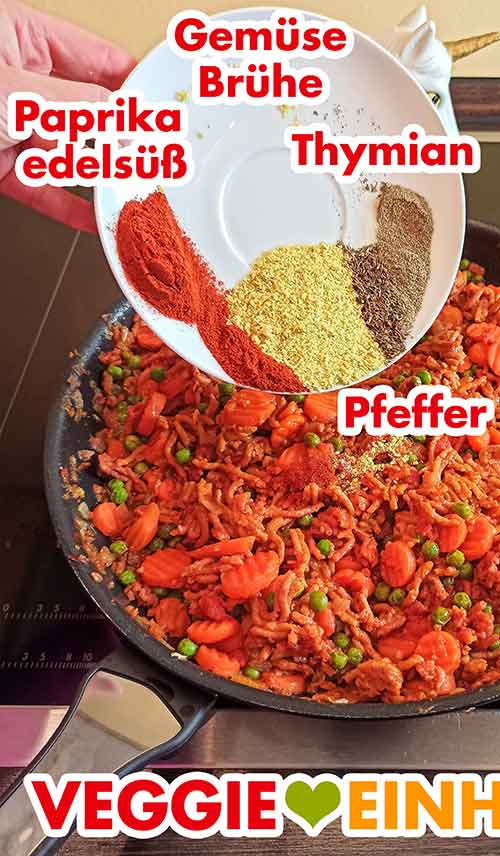 Die Gewürze werden zugefügt. Würzen mit Paprika edelsüß, Gemüsebrühe Pulver, Thymian und Pfeffer