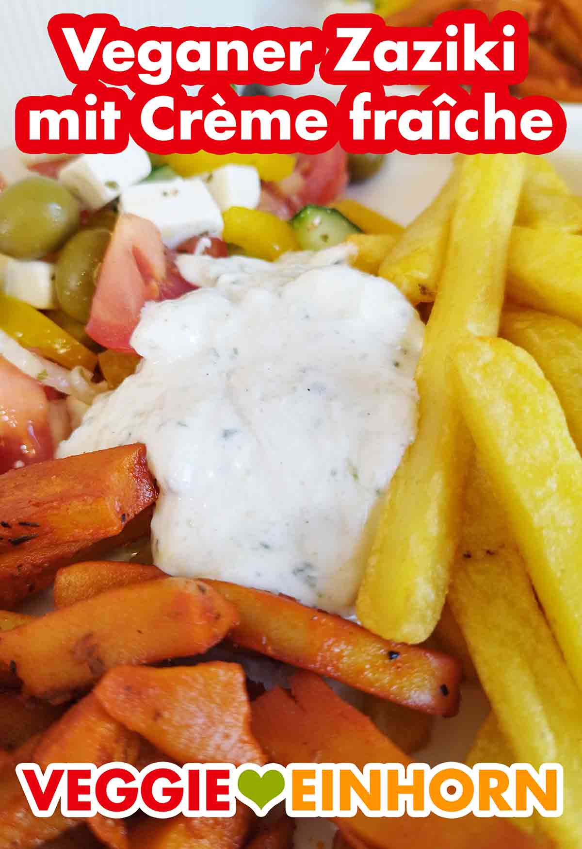 Cremiger veganer Zaziki auf dem veganen Gyros Teller Nahaufnahme von veganem Zaziki mit Crème fraîche auf dem veganen Gyros Teller