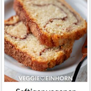 Zwei Stücke veganer Zimtkuchen auf einem Kuchenteller