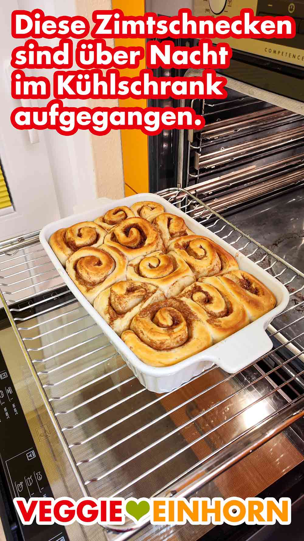 Fertig gebackene Zimtschnecken, die über Nacht im Kühlschrank gehen gelassen wurden