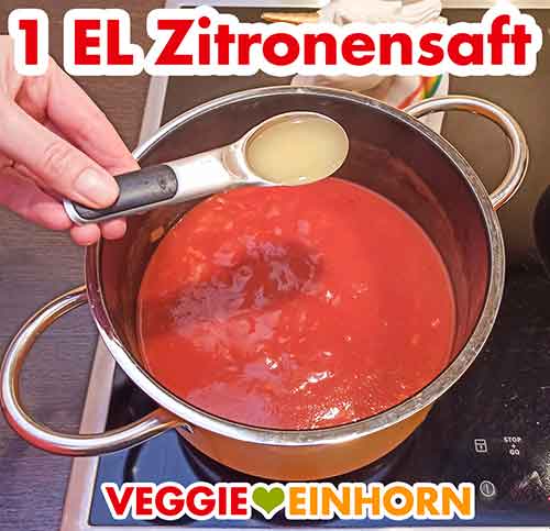 Suppe abschmecken mit Zitronensaft Ein Esslöffel Zitronensaft wird zur Tomatensuppe zugefügt