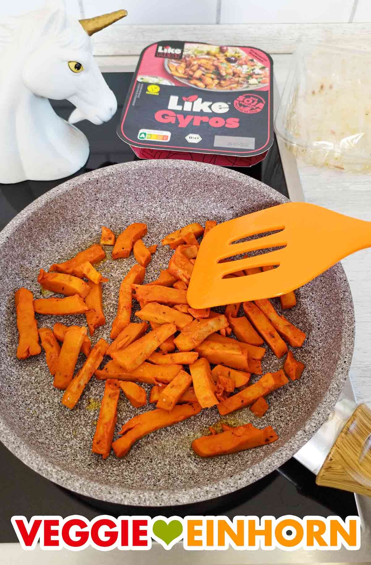 Zubereitung des veganen Gyros von Like Meat in der Pfanne Like Meat Gyros in der Bratpfanne