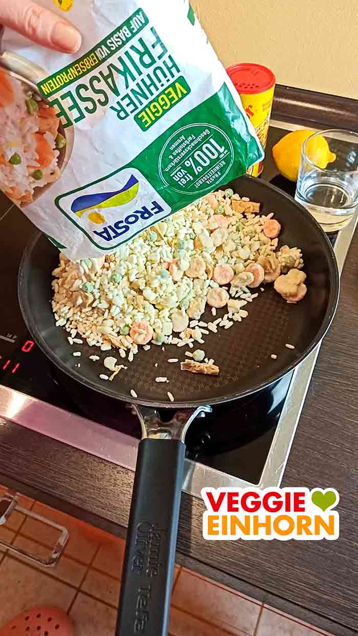 Das tiefgekühlte Veggie Hühnerfrikassee von Frosta wird in die Pfanne gegeben. Das gefrorene vegane Hühnerfrikassee von Frosta wird in die Pfanne geschüttet