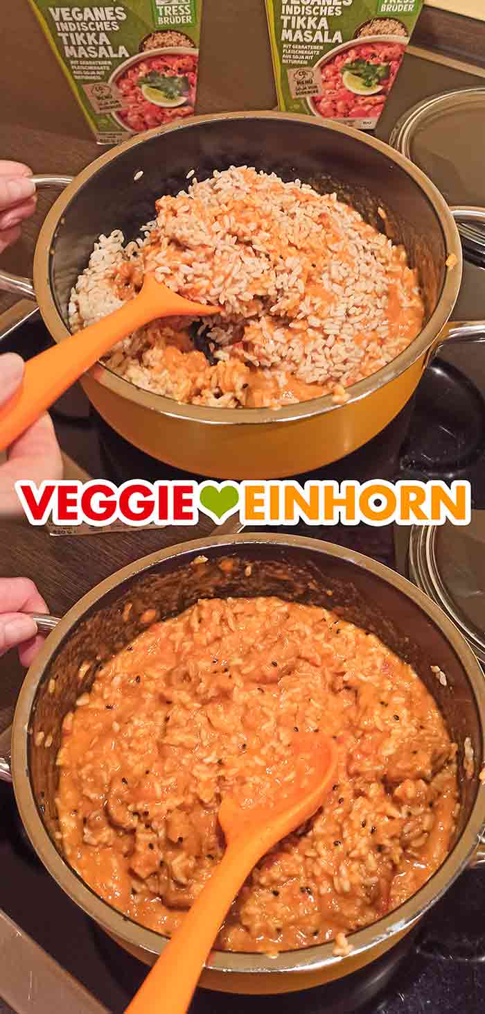 Der Naturreis wird unter die vegane Tikka Masala Soße gerührt. Der Reis wird untergerührt.