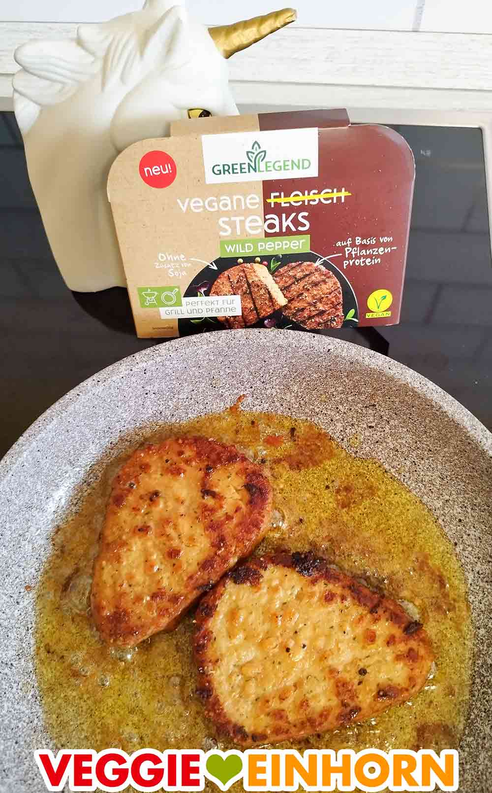 Braten der veganen Steaks in der Bratpfanne Die veganen Steaks von Green Legend in der Pfanne nach dem Wenden
