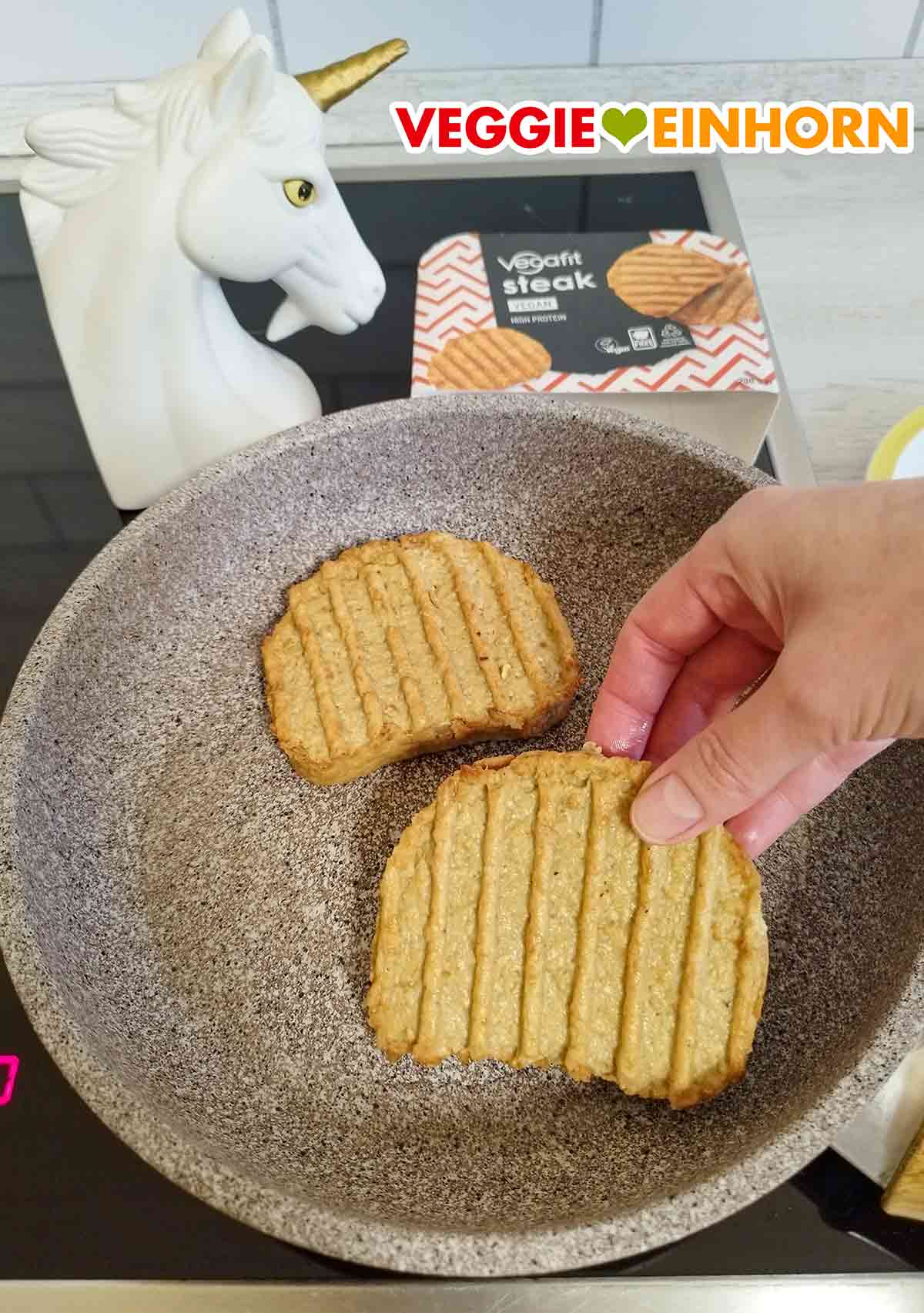 Die veganen Steaks von Vegafit werden in der Pfanne zubereitet. Zwei Vegafit Steaks in der Pfanne